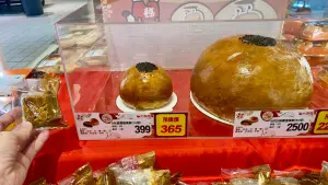 ▲大潤發開賣巨無霸蛋黃酥。(圖/記者黃韻文) ▲大潤發開賣巨無霸蛋黃酥。(圖/記者黃韻文)