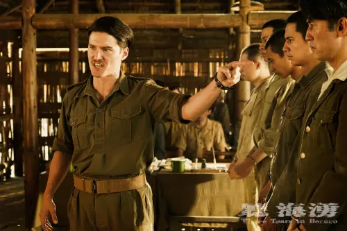 《聽海湧》周厚安(左)飾演的盟軍檢察官,盼讓日軍和臺籍戰俘監視員全都伏法。(圖片提供:公視) ▲《聽海湧》周厚安(左)飾演的盟軍檢察官,盼讓日軍和臺籍戰俘監視員全都伏法。(圖片提供:公視)