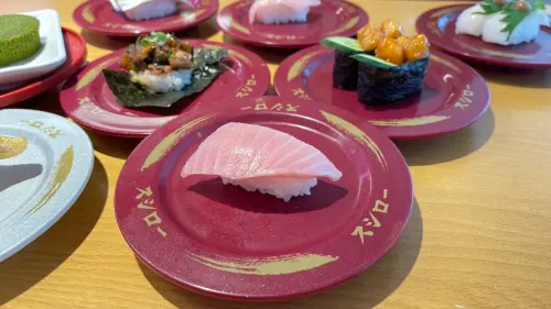 壽司郎高雄美術館店開幕優惠!鮭魚「一貫15元」滿額現折40再送40 ▲「極上鮪魚大腹」特價40元開幕優惠。(圖/壽司郎提供)