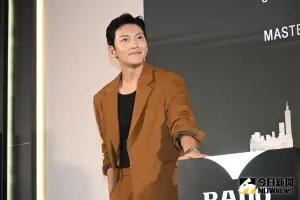 ▲池昌旭環顧四周女粉絲,熱情放電沒在客氣。(圖/記者林調遜攝影) ▲池昌旭環顧四周女粉絲,熱情放電沒在客氣。(圖/記者林調遜攝影)
