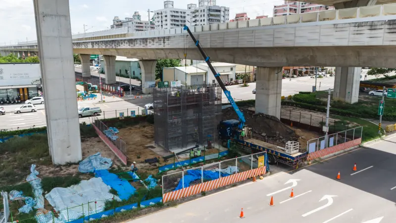 ▲「綠空廊道」潭子區74號橋，進行橋體結構吊裝作業(圖／建設局提供2024.8.29)