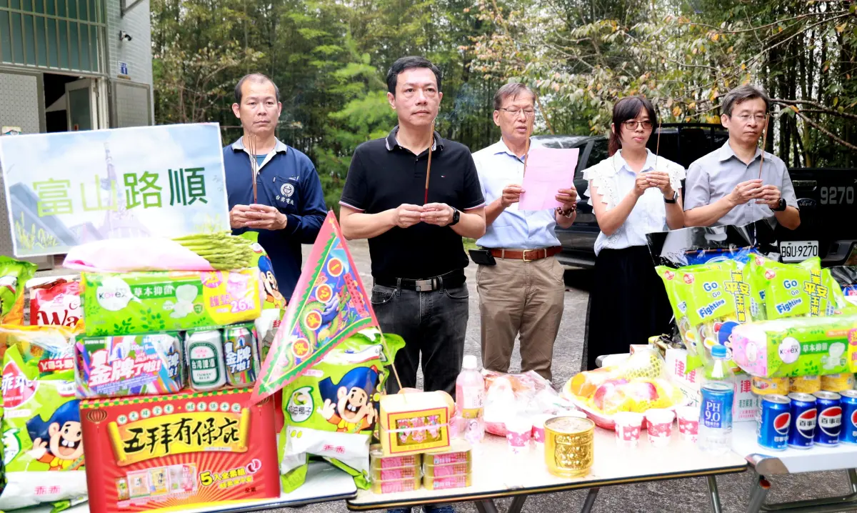 ▲南投縣政府到集集大山電視轉播站普度好兄弟，準備的供品別具意義。（圖／南投縣政府提供，2024.08.29）