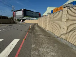 ▲電研路的另一端還未設置實體護欄,暫時還只有常見的反光防撞桿。(圖/展的分享天地授權使用) ▲電研路的另一端還未設置實體護欄,暫時還只有常見的反光防撞桿。(圖/展的分享天地授權使用)