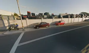 ▲過去電研路路邊常停滿工業區員工的車輛,導致行人無處可走。(圖/展的分享天地授權使用) ▲過去電研路路邊常停滿工業區員工的車輛,導致行人無處可走。(圖/展的分享天地授權使用)