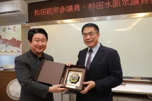 ▲黃偉哲致贈臺南守護神劍獅予參議員和田政宗。(圖/南市府提供) ▲黃偉哲致贈臺南守護神劍獅予參議員和田政宗。(圖/南市府提供)