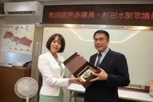 ▲黃偉哲致贈臺南守護神劍獅予眾議員杉田水脈。(圖/南市府提供) ▲黃偉哲致贈臺南守護神劍獅予眾議員杉田水脈。(圖/南市府提供)