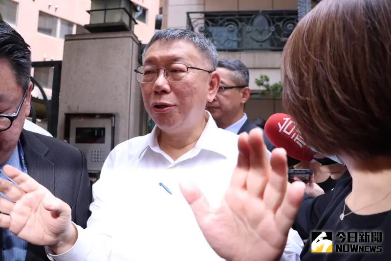▲柯文哲收300萬時正在辦公室踩飛輪,僅回邱姓證人「嗯嗯」、「好好好謝謝」共7字。(圖/記者朱永強攝影)