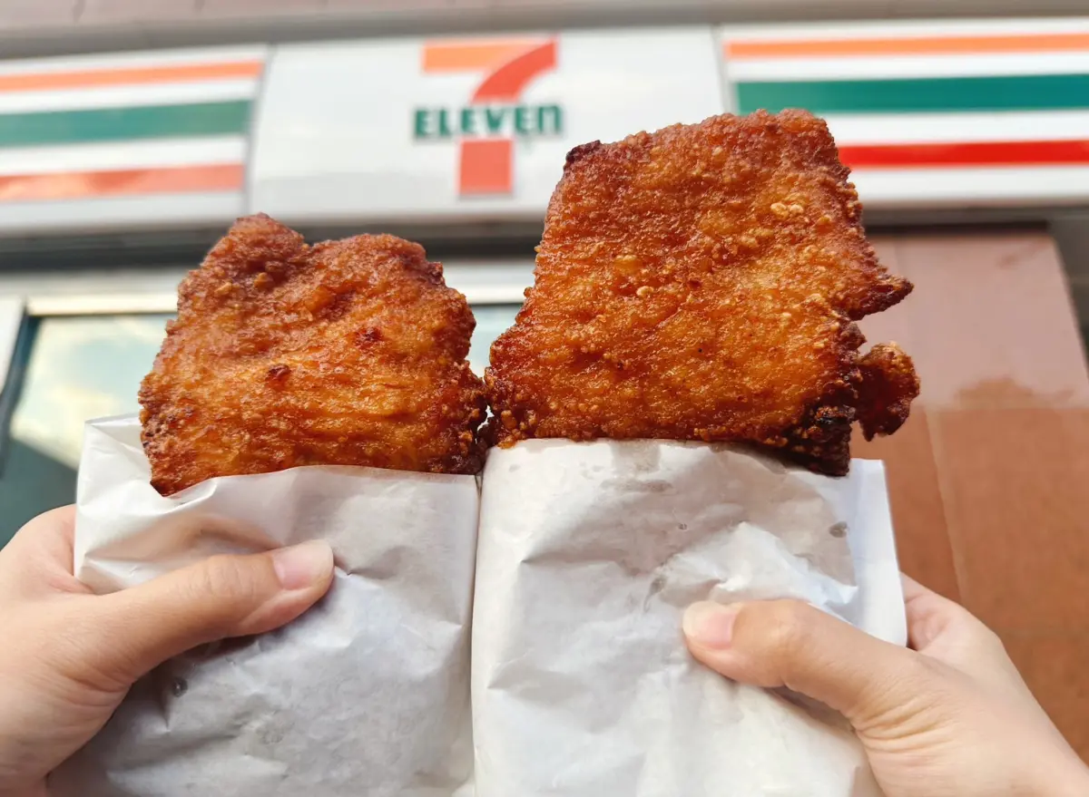 ▲7-11近80間門市設置的哈燒專櫃推出「蜜汁大雞排」9月4日至9月17日2件99元優惠。（圖／7-11提供）