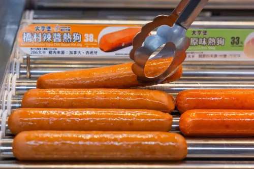 今天手刀搶！7-11請吃2萬份熱狗　全家大杯咖啡免費送、限5000杯