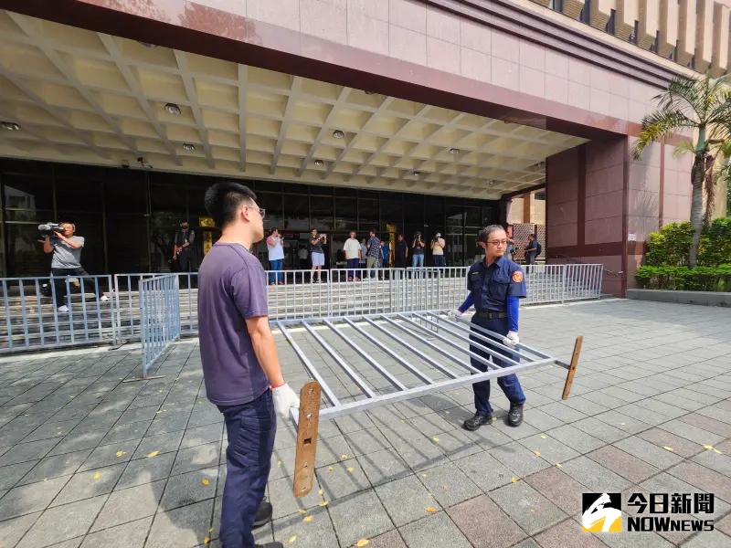 ▲檢調搜索柯文哲住處及辦公室，「館長」陳之漢曾直播表示「如果柯文哲被搜索帶回，我馬上帶人去包圍地檢」，對此，警方也在北檢外架起2層圍欄。（圖／記者吳翊緁攝影）
