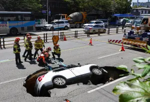 影／首爾同道路再現天坑！連兩天路面塌陷　隱形危機威脅市民安全
