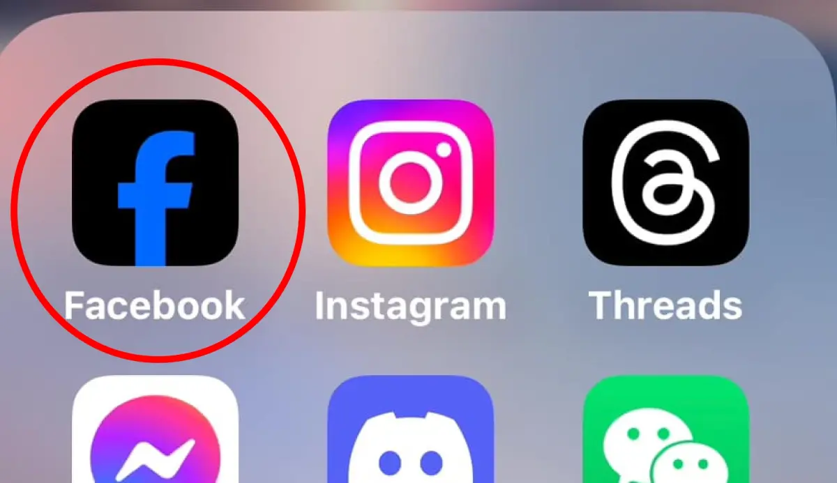▲許多臉書用戶今日突然發覺，FB APP竟從藍底白字變成黑底藍字，樣式與先前風格截然不同，但目前官方並未做出回應。（圖／翻攝自臉書社團「爆廢公社」）