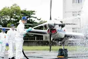 ▲姚元浩認真清洗空軍飛機。（圖／好看娛樂提供）