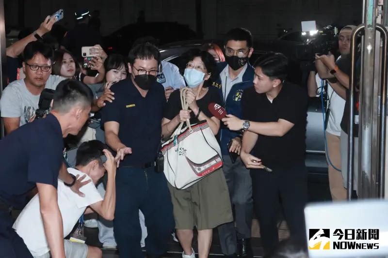 ▲檢調偵辦京華城案，陳佩琪現身北檢，面戴口罩、快步走進，面對媒體詢問並未答覆。（圖／記者嚴俊強攝影）