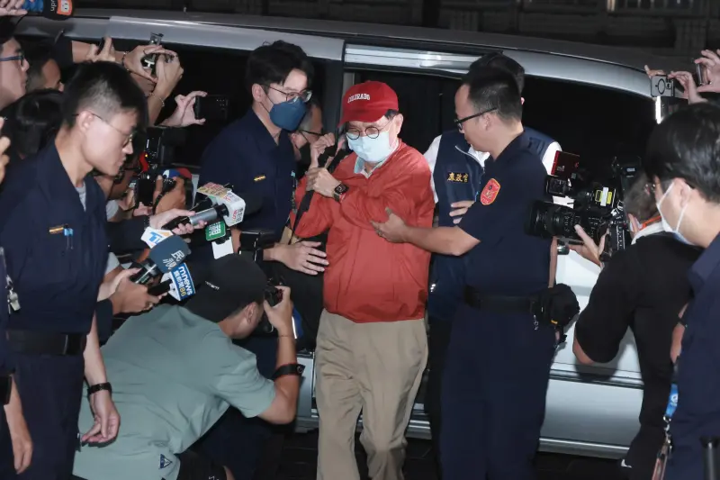 ▲柯文哲京華城弊案風波延燒,台北市前副市長彭振聲夫妻在深夜11點多移送北檢複訊。(圖/嚴俊強攝,20240830)