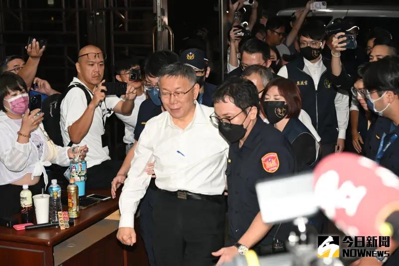 ▲柯文哲在廉政署遭約談超過12小時候,31日午夜凌晨面帶微笑抵達北檢。(圖/林調遜攝,20240831)
