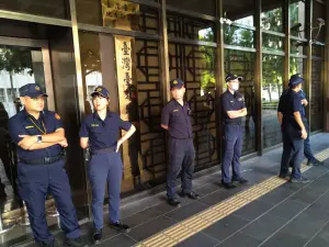 傳小草上午集結「接柯P回家」　上百警戒備防衝突
