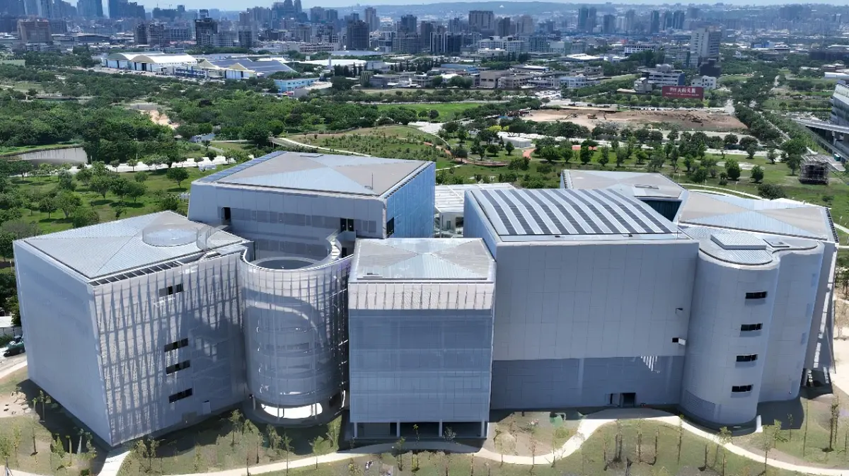 ▲綠美圖坐落於台中中央公園，由日本著名建築團隊SANAA融入最適合台灣氣候的設計及工法，是國際上著名建築案(圖／建設局提供)
