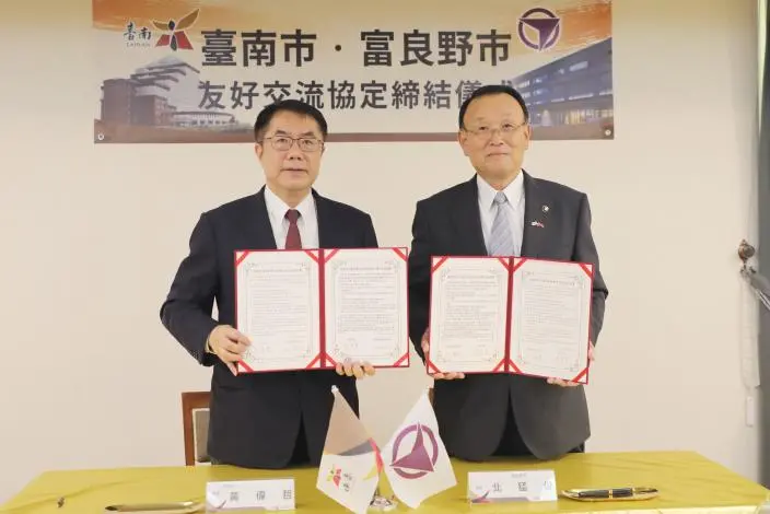 ▲去年8月富良野市長北猛俊來台灣與台南市長黃偉哲共同簽署友好交流協定時，當天的午宴中的水果就是「在欉黃」的鳳梨。（圖／南市府提供）