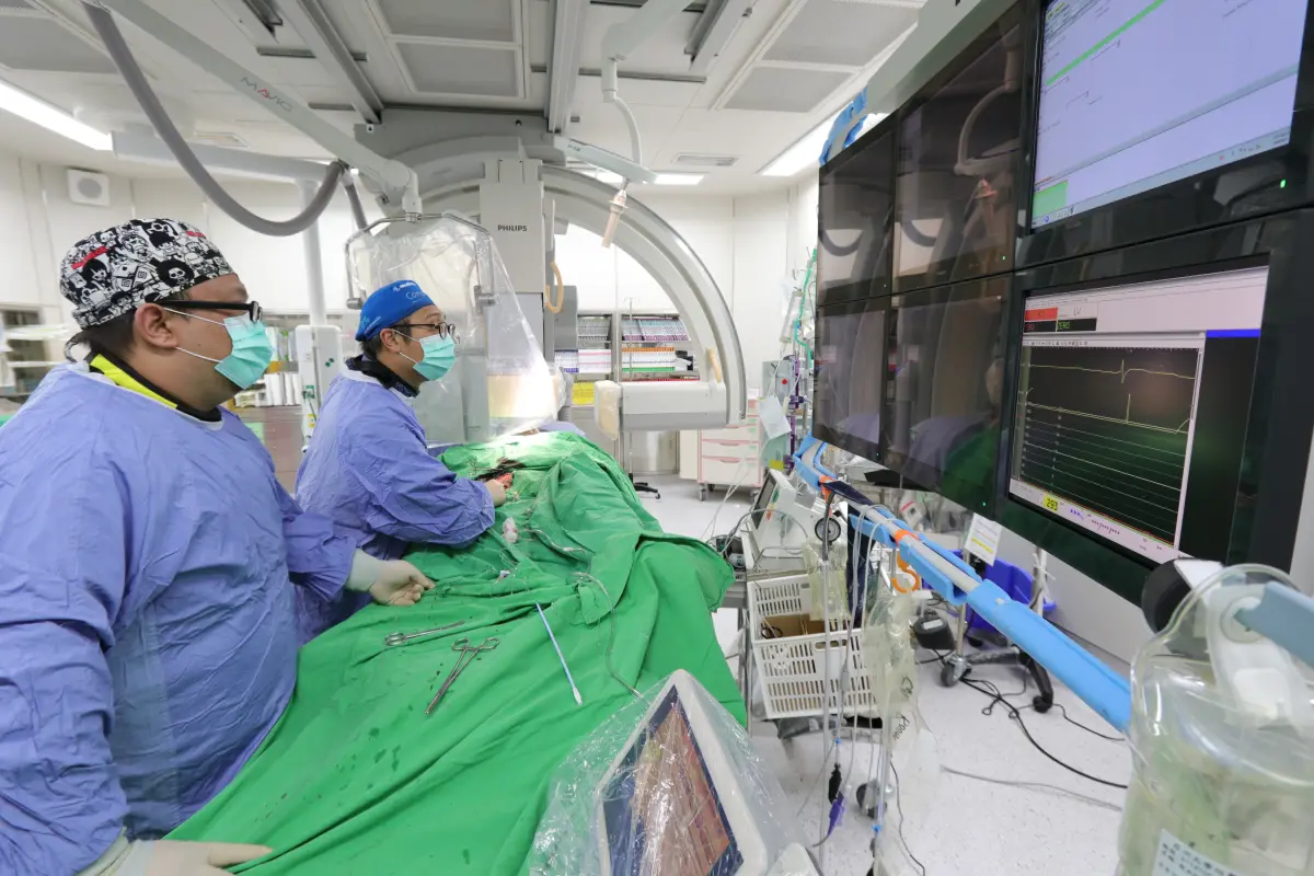 ▲醫師透過手術方式改善深度靜脈栓塞問題，提醒民眾務必避免久坐或九站。(圖／醫院提供2024.8.31)