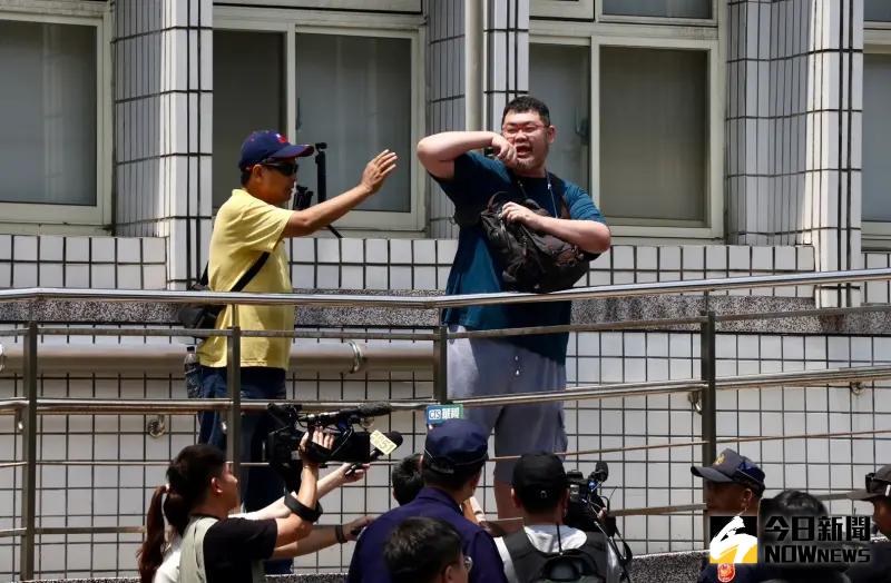 ▲民眾黨主席柯文哲遭北檢約談，網紅「四叉貓」劉宇到北檢進行直播。（圖／Nownews攝影中心）