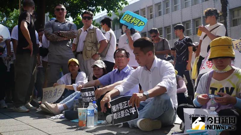 ▲柯文哲提審遭北院駁回，支持者與民眾黨民意代表到北檢聲援，力挺柯清白。（圖／記者呂炯昌攝，2024.08.31）