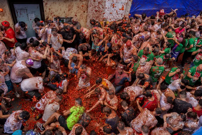 ▲西班牙瓦倫西亞自治區的布尼奧爾(Buñol)著名的「番茄大戰」(La Tomatina)節日期間,超過2萬名遊客湧入這個小鎮互相投擲蕃茄。(圖/美聯社/達志影像)