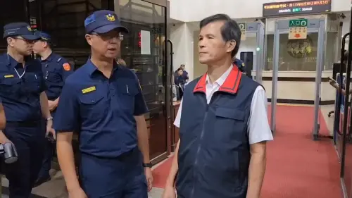 柯文哲遭押小草怒圍北檢喊「放人」 北市警長現場坐鎮待命