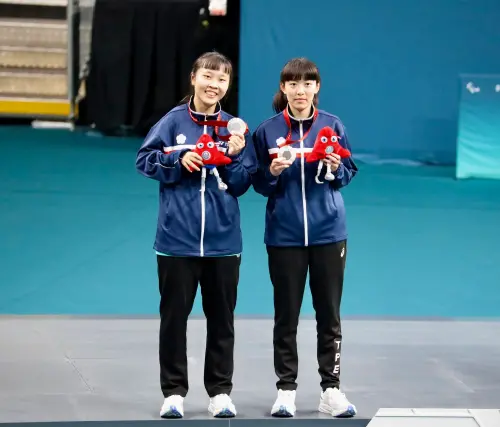 我國桌球女將田曉雯、林姿妤,臺灣時間今(1)日凌晨在「2024年第17屆巴黎帕拉林匹克運動會」女雙WD20級金牌戰,以7:11、6:11、11:3、10:12不敵澳洲組合收下銀牌,但仍追平桌球隊史在帕運的最佳成績。 ▲我國桌球女將田曉雯、林姿妤,臺灣時間今(1)日凌晨在「2024年第17屆巴黎帕拉林匹克運動會」女雙WD20級金牌戰,以7:11、6:11、11:3、10:12不敵澳洲組合收下銀牌,但仍追平桌球隊史在帕運的最佳成績。(圖/體育署提供)