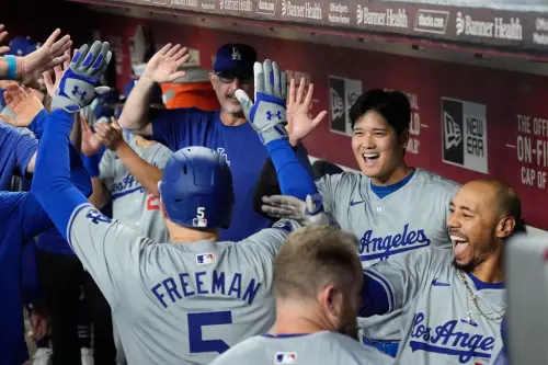 道奇隊日籍球星大谷翔平首局就敲出陽春砲,他與隊友Mookie Betts、Freddie Freeman完成道奇隊史首次「開賽背靠背靠背」,創下隊史新紀錄。 ▲道奇隊日籍球星大谷翔平首局就敲出陽春砲,他與隊友Mookie Betts、Freddie Freeman完成道奇隊史首次「開賽背靠背靠背」,創下隊史新紀錄。(圖/美聯社/達志影像)