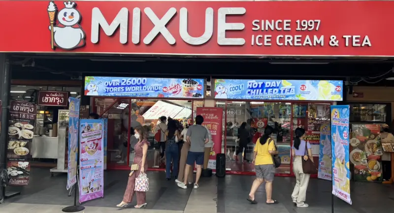 ▲中國連鎖加盟店大舉入侵曼谷街頭。例如中資飲料店蜜雪（MIXUE）不到兩年就開了200家分店。（圖／翻攝自X）