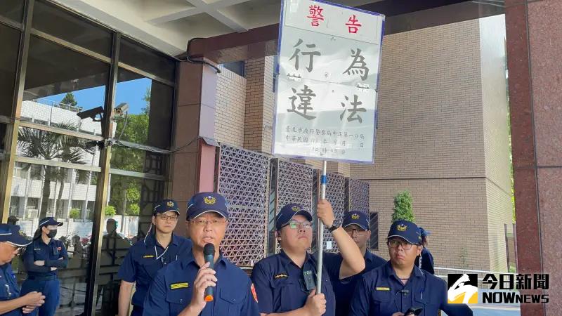 ▲小草北檢外集結，警方稍早首度舉牌警告。（圖／記者葉政勳攝）