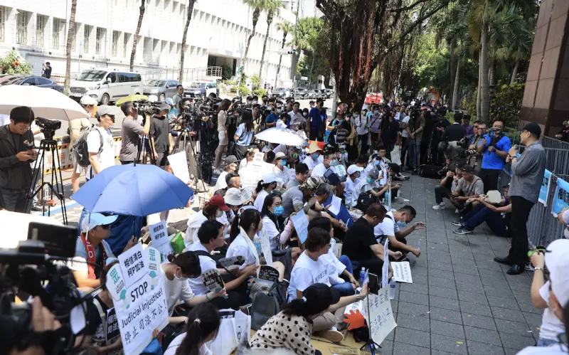 ▲小草北檢外集結,警方稍早首度舉牌警告。(圖/記者葉政勳攝)