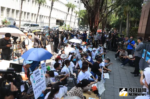 民眾黨動員挺柯文哲！台中小草16台遊覽車北上　120警力現場維安
