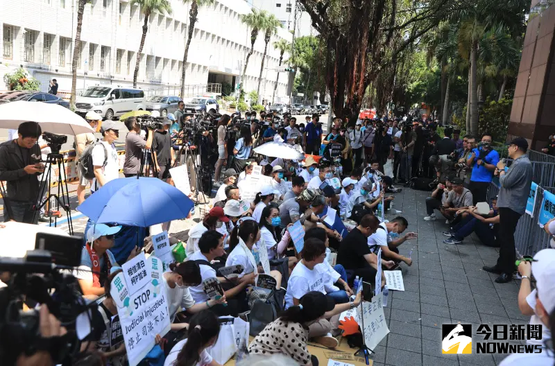 民眾黨動員挺柯文哲！台中小草16台遊覽車北上　120警力現場維安