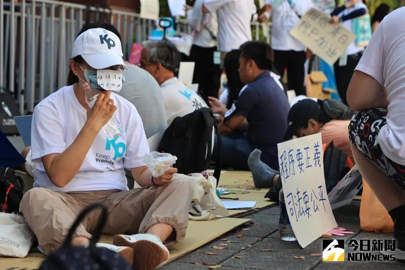 ▲今天仍有死忠小草在北檢前力挺民眾黨主席柯文哲。(圖/記者葉政勳攝,2024.09.01)