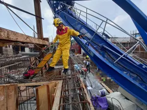 ▲高雄三井購物中心工地工安意外疑吊臂掉落，消防局出動9車19人，現場2名工人工作時不慎受傷。（圖／高市消防局提供）