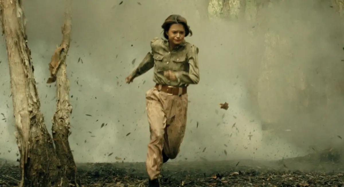 ▲泰國電影《跳越時空的愛戀》角色穿越至二戰平行時空之後，爆破戲成焦點。（圖／采昌國際多媒體）