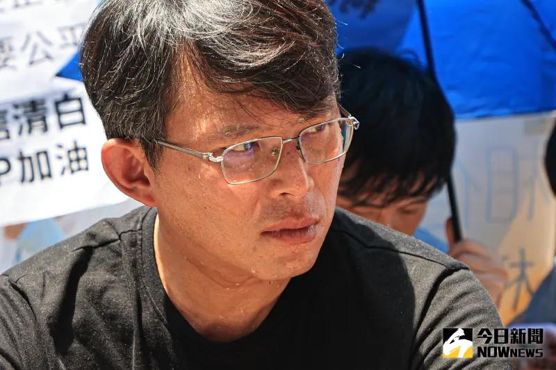 ▲民眾黨立委黃國昌在北檢門口陪伴支持者,因烈日高溫汗水涔涔。(圖/記者葉政勳攝,2024.09.01)
