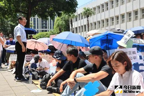 台派轟小草圍北檢搞民粹　民眾黨嗆蔡英文也曾到地檢署靜坐
