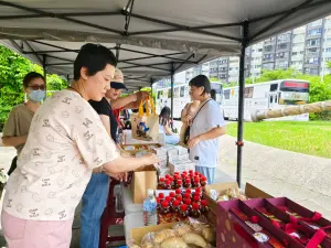 ▲ 活動當天氣溫雖高達攝氏三十度以上，但驕陽不敵民眾熱血，活動一開始就出現排隊人潮，總計全天共有265位民眾登記捐血。（圖／味全龍提供）