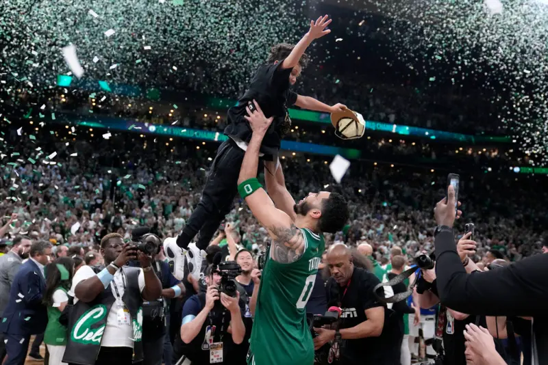 ▲波士頓塞爾提克當家球星Jayson Tatum，目前正在中國出席個人球鞋品牌活動，而他也在見面會上被問到，自己未來是否會有想和兒子Deuce一起打球的念頭，Tatum對此則笑稱，如果可以（父子同台）的話，那會非常酷。（圖／美聯社／達志影像）