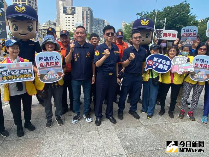 ▲高市警局交通警察大隊與新興分局於交安月今天上午在新興區中山路、五福路口進行宣導活動。(圖／記者郭凱杰攝,2024.09.01)