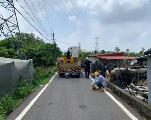 疑倒車未注意！台電工程車撞倒機車釀母子雙亡　肇事駕駛2萬交保
