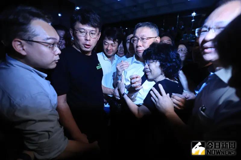 ▲柯文哲涉京華城案,2日凌晨3時許,北院羈押庭結果出爐,柯文哲無保請回。柯文哲稍早現身北檢門口,向現場的支持者表示謝意,陳佩琪也緊抱丈夫哭泣。(圖/記者葉政勳攝影.2024.09.02)