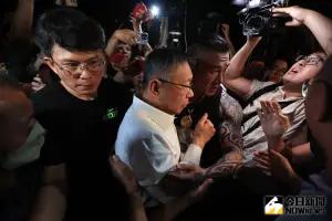 護送柯文哲回家！館長露手臂肌「環抱阿伯」　黃國昌面露凶光殿後
