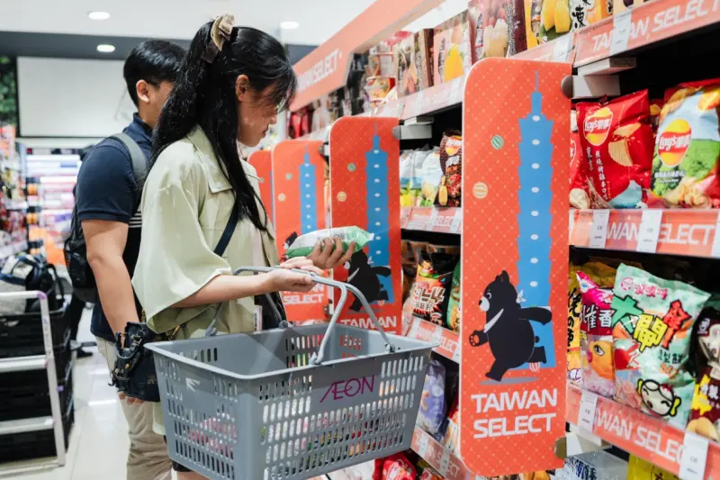 ▲Taiwan Select首站選定馬來西亞超市AEON，上架知名品牌包括黑松、福義軒、盛香珍及安永鮮物等超過40個品牌。（圖／經濟部貿易署提供）