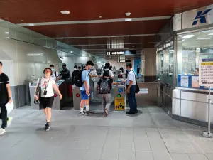 ▲高捷岡山車站通勤首日，捷運局增派人力引導旅客搭乘，營運秩序良好順暢。（圖／高市府捷運局提供）