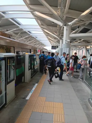 ▲高捷岡山車站通勤首日，民眾均已熟悉搭乘動線，並養成正確搭乘習慣。（圖／高市府捷運局提供）