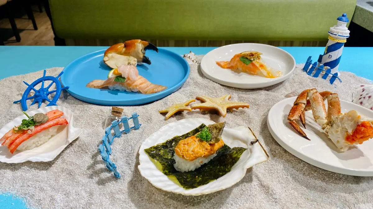 ▲爭鮮迴轉壽司開吃「秋季鮭蟹季」6道期間限定餐點，還把全球爭鮮壽司師傅競賽冠亞軍作品「金賞鮭蝦佐蟹黃」、「一番鮭鰈雙享」端上桌。夏末中秋節台灣壽司郎開吃烤肉壽司竟然有牛舌。（圖／記者蕭涵云攝）